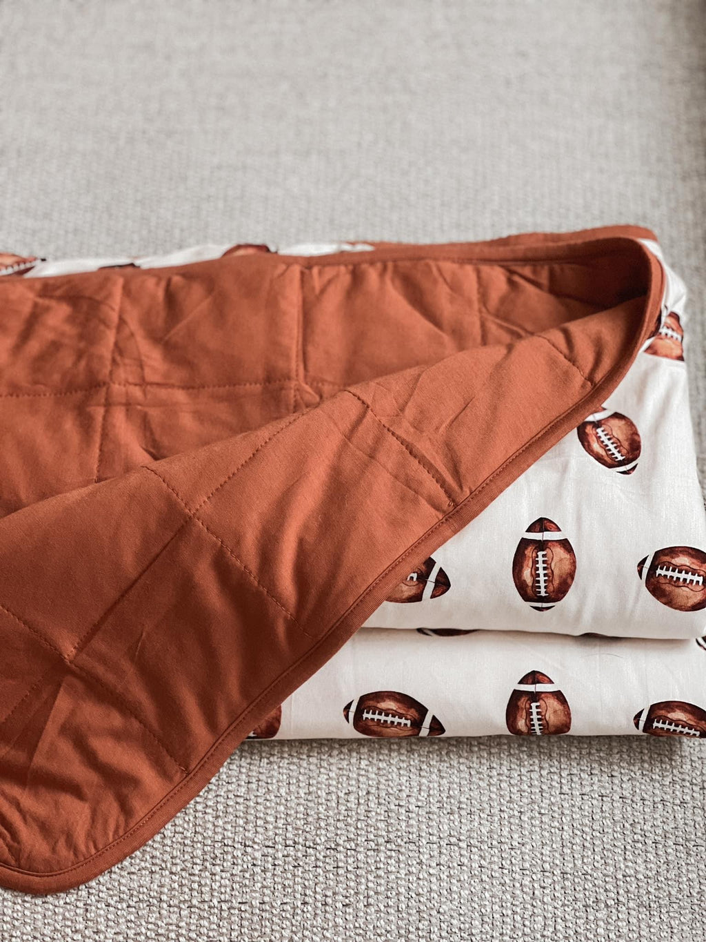 Bambusdecke mit Fußball-Print, gesteppt – 1.0 Tog