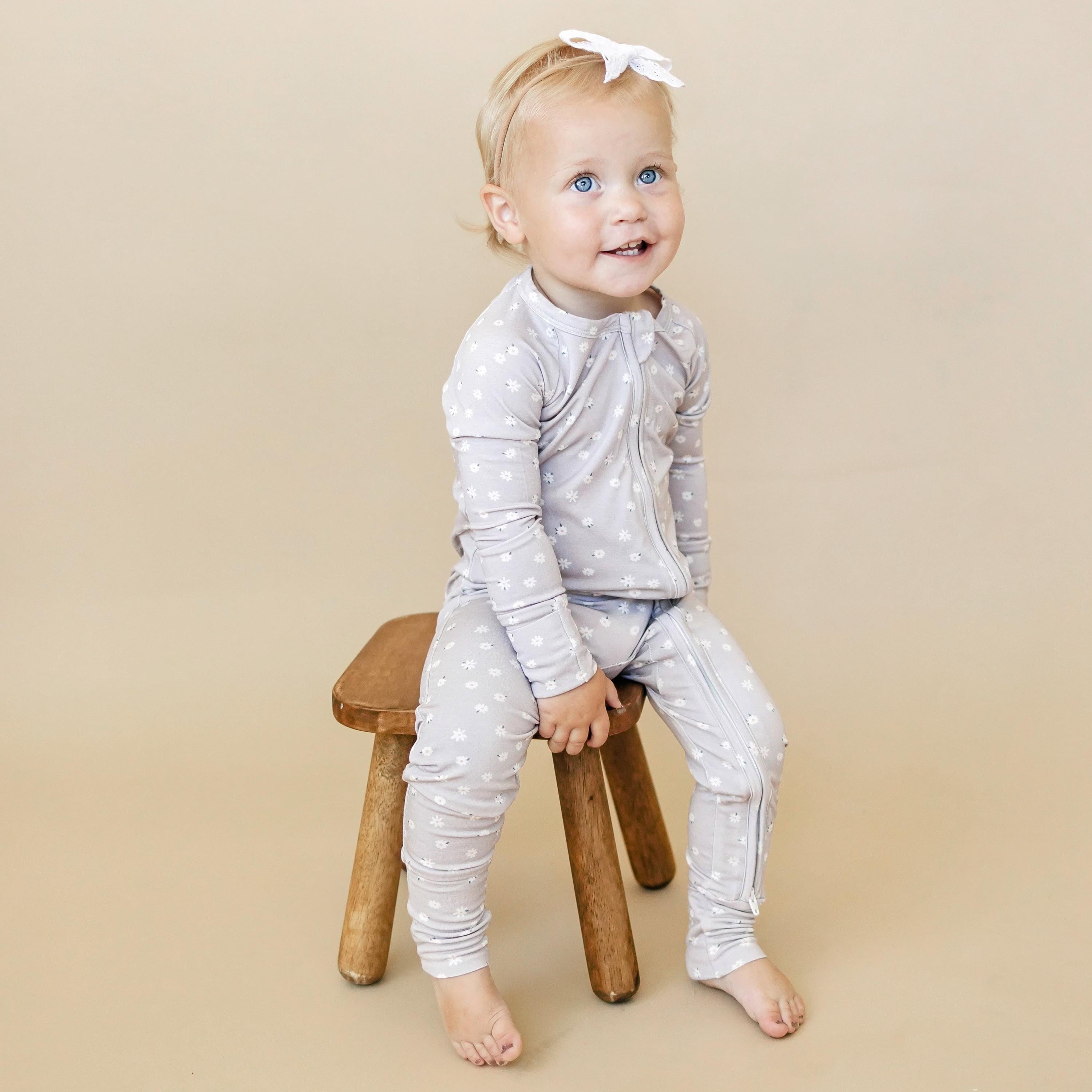 Oopsie Daisy Bambus-Strampler mit Reißverschluss – Bambus-Babyschlafanzug – Lila Blumenprint Mädchen Neugeborenes Baby