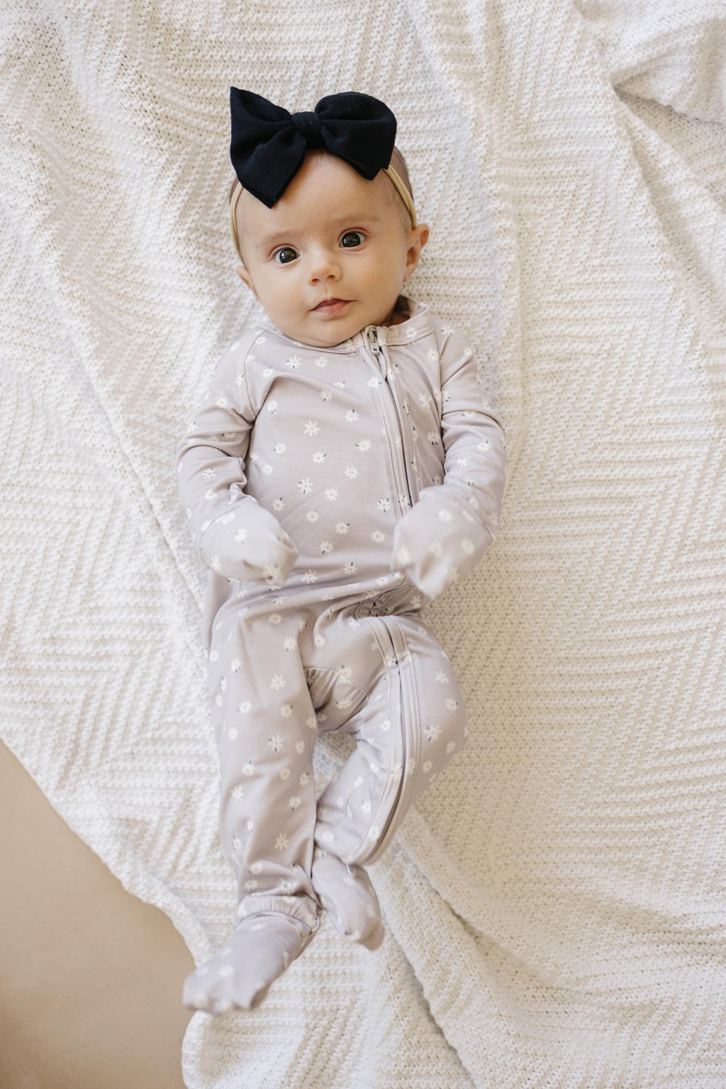 Oopsie Daisy Bambus-Strampler mit Reißverschluss – Bambus-Babyschlafanzug – Lila Blumenprint Mädchen Neugeborenes Baby