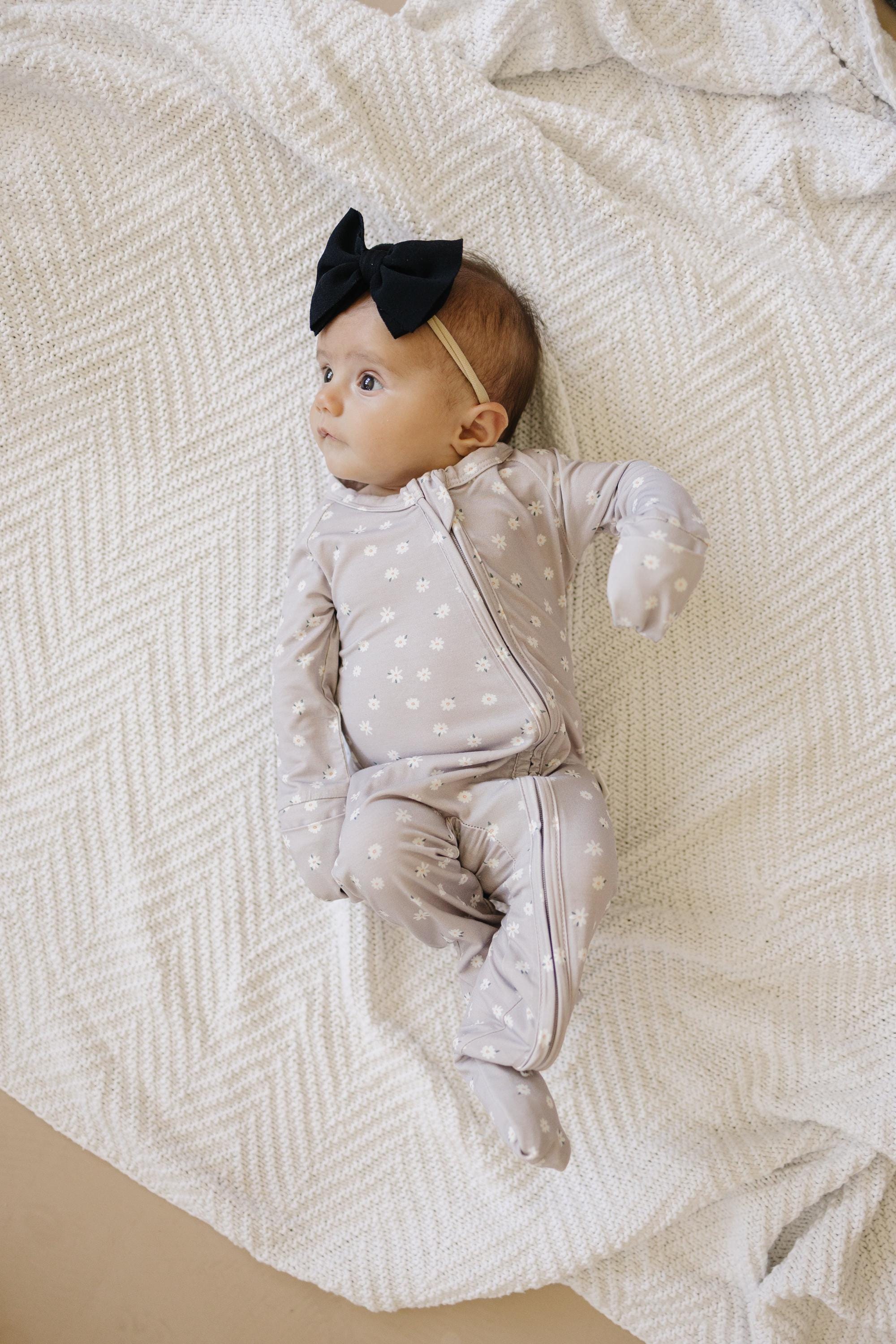 Oopsie Daisy Bambus-Strampler mit Reißverschluss – Bambus-Babyschlafanzug – Lila Blumenprint Mädchen Neugeborenes Baby