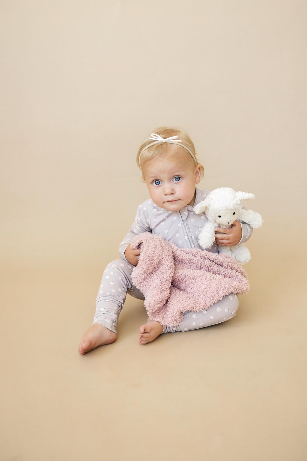 Oopsie Daisy Bambus-Strampler mit Reißverschluss – Bambus-Babyschlafanzug – Lila Blumenprint Mädchen Neugeborenes Baby